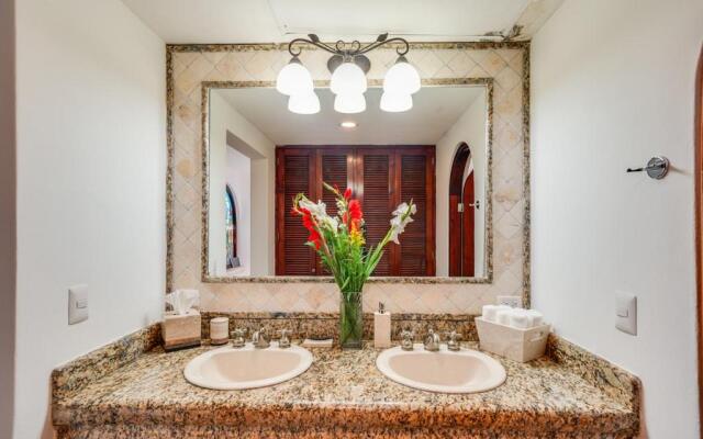 Lagoon & Beach Steps Away 5-bdrm Villa Elegancia
