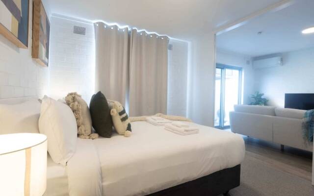 Lovely 1BR Apt in Bicton With Backyard and Parking