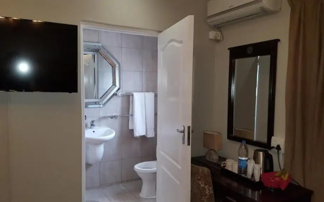 Savoy Lodge With Breakfast Included - Budget Triple Room 5