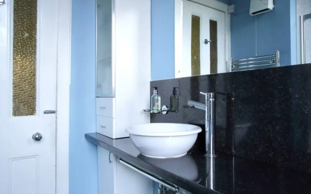 Central and Spacious 2 Bedroom Flat With Garden