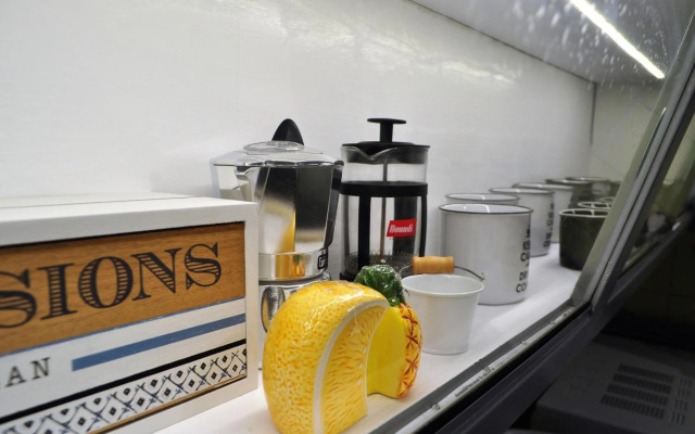 Nadia's apartment , Athens