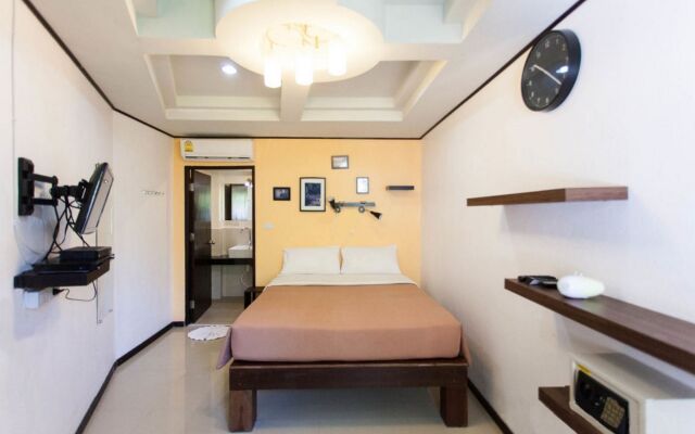 The Reef Hotel & Studios