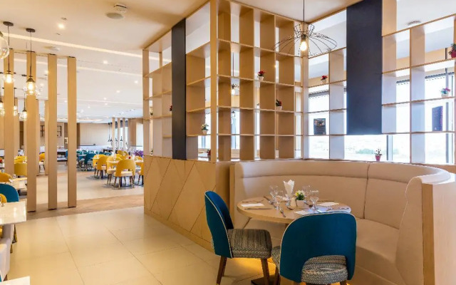 Отель Premier Inn Dubai Dragon Mart