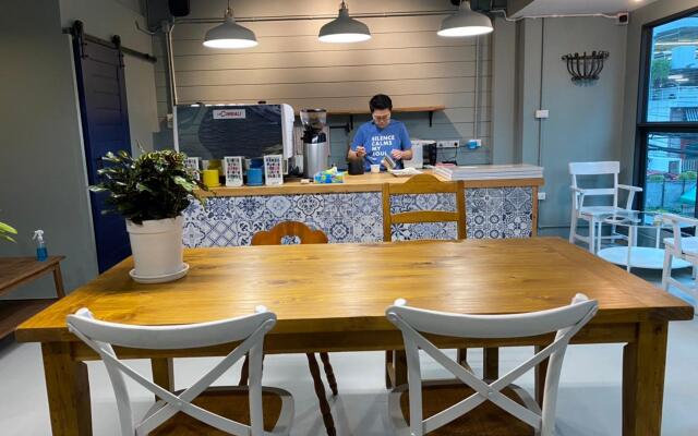 Grasshopper Bed and Cafe