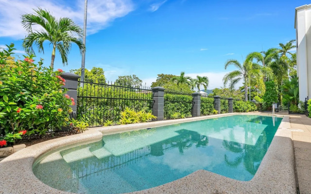 Spacious 3-beds w Direct Access to Pool
