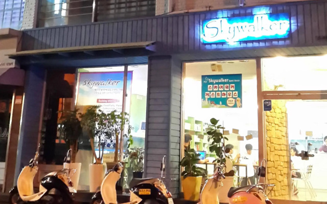 Skywalker Guesthouse - Hostel