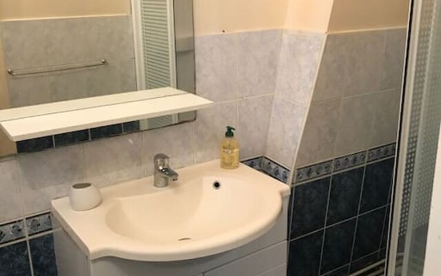 Bright & Modern One-bedroom Apartment With in Paris, Near Sacre Coeur /
