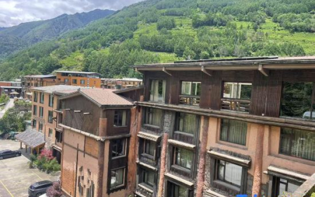 Immersing Hotel (Wenchuan Wolong Shoumoren) – Outside – Ngawa