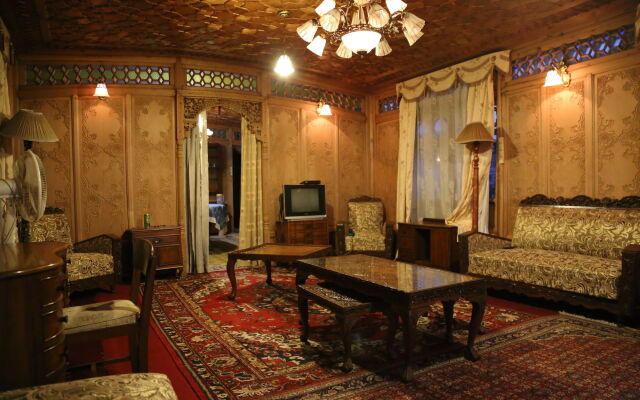 Kharpalace group of houseboats