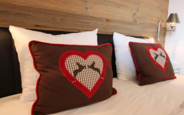 Unique & Exclusively Furnished Chalet near Ski Lift