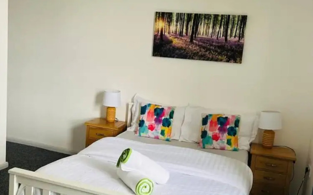 Stunning 2-bed House in Chatham