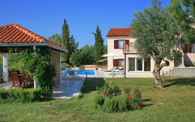 Villa Rosy Comfortable Holiday Residence