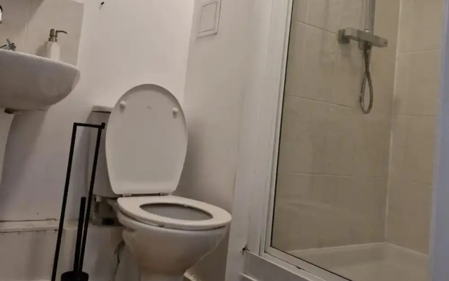 5 Guests - Pet Friendly - Balcony & Free Parking