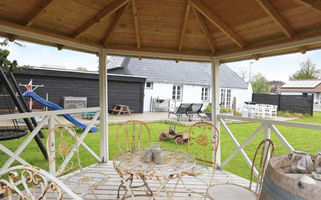 Idyllic Beach Retreat in Aaeulba K-by Traum
