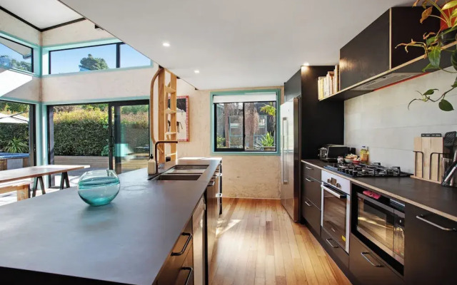 Artist's Colourful Casa with Spa Pool