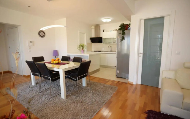 Base Bridge Apartment