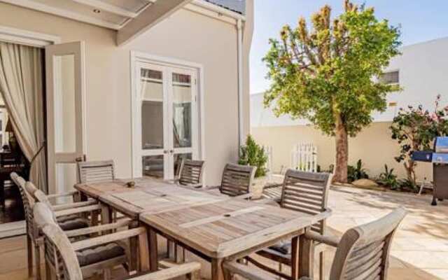 Lovely Holiday Home w Private Courtyard Six Selbourne