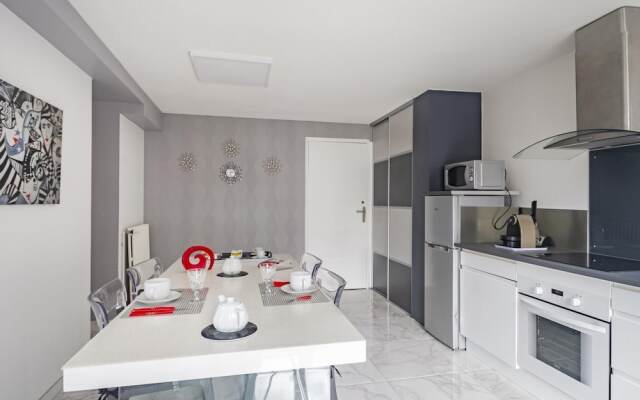 Panoramic White House Suite in Tulle