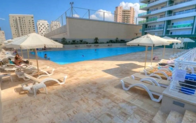 Luxury Apt With Side Seaviews and Pool, Best Location