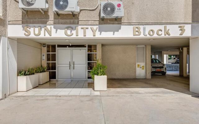Sanders Sun City - 3-bdr Apt With Shared Pool