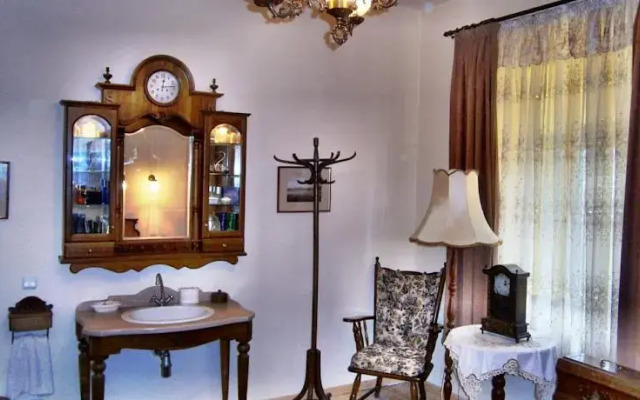 Retro - 19th Century Guest House