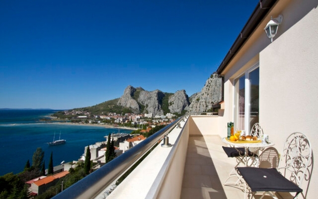 Holiday house Miho - with pool : Omis, Riviera Omis