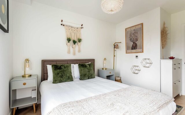 Cosy 2-bed Flat in Vibrant Acton!