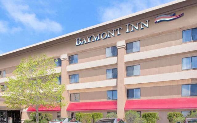 Baymont Inn & Suites Flint