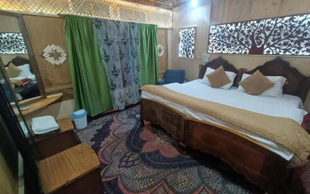 Houseboat Shamus Maqbool