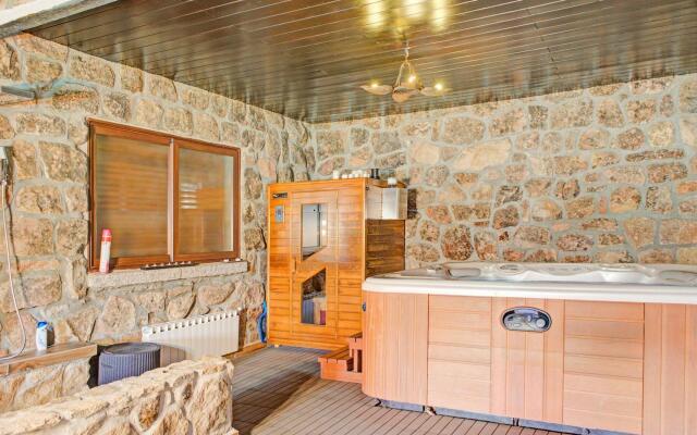 Rural apartment in Galapagar with bubble bath