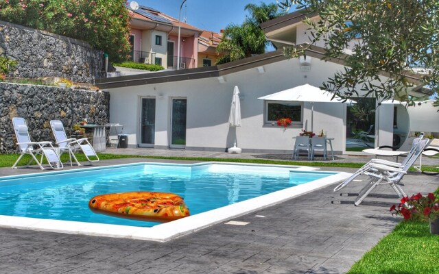 Villa Dedalisa by holidayngo