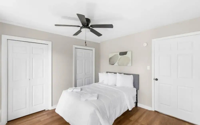 21st Street Evergreen Charm