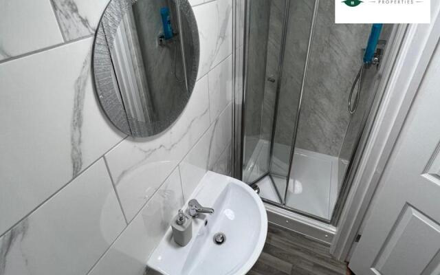4 Bedroom 3 Bath House By Passionfruitproperties Opposite Coventry City Centre With Free Wi-fi & Garden