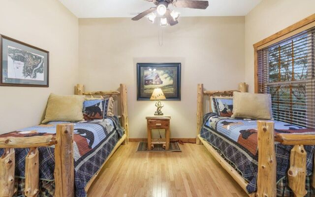 The Lodge on the Creek Branson West Cabin w/ Beautiful Views