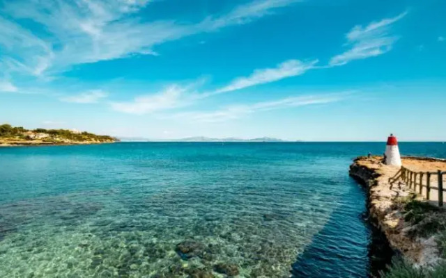 grand studio terrasse de standing vue mer et village