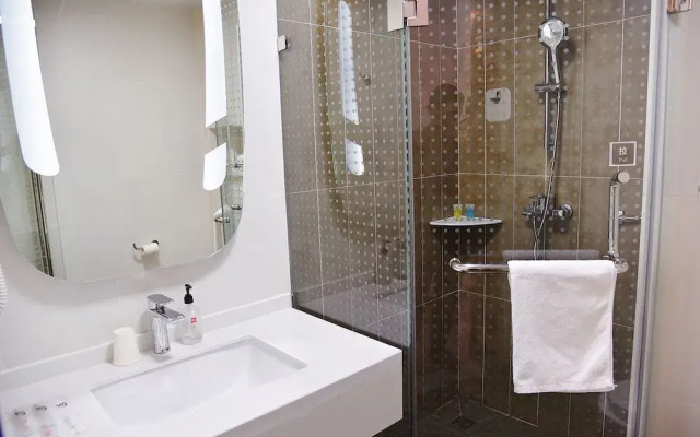 Ibis E'Meishan Railway Station Hotel