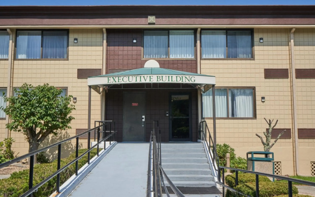 Riverview Inn & Suites