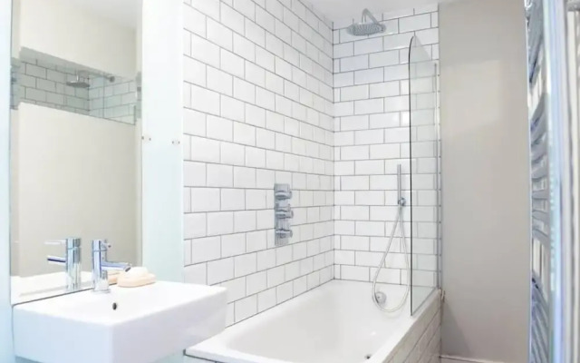 Stylish 2 Bedroom Flat Overlooking The River