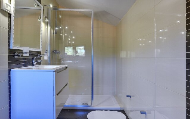 Villa With Pool and Sunshade in Rovinj