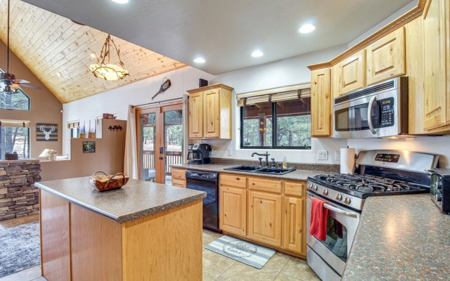 Tranquil Heber-overgaard Cabin w/ Decks & Grill!, Heber