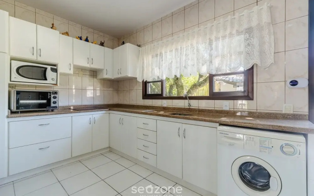 3BR Home w/ BBQ 140m From the Beach Rae0126