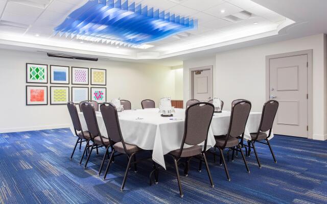 Holiday Inn Express & Suites Mississauga-Toronto Southwest by IHG