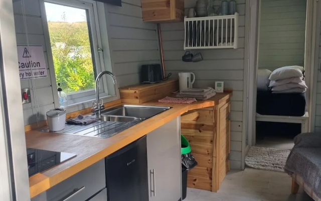 Glamping Hut - Sleeps 2, hot tub & Parking