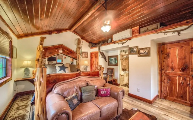 Cedar Bliss Star Studio Bedroom Cabin by Redawning