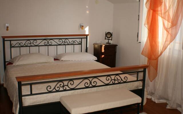 Apartments and Rooms LEA