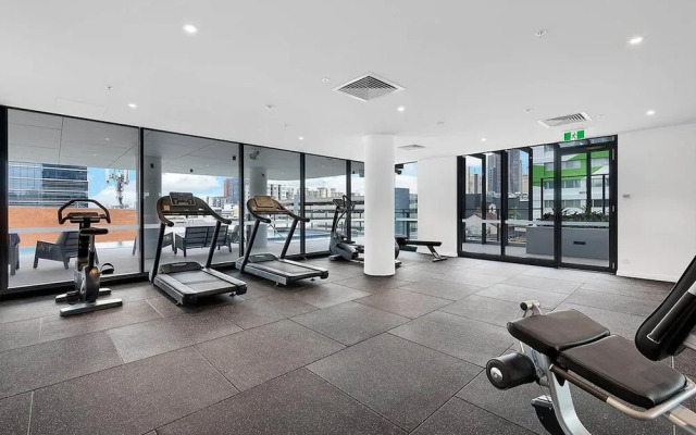 2BR Utopia Fortitude Valley Pool Rooftop King bed