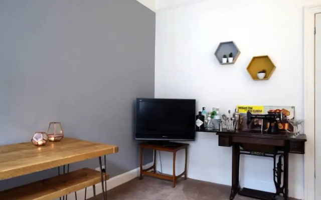 2 Bedroom Flat Near City Centre