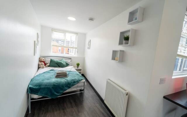 Cosy top Floor Studio Available Near the City!