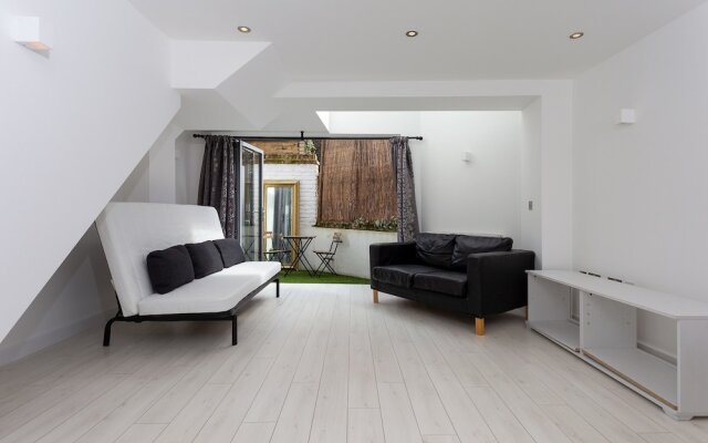 2 Bedroom House in Primrose Hill