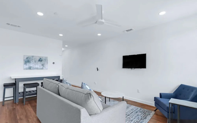 Chic Condo Minutes to Downtown, Gruene, & More